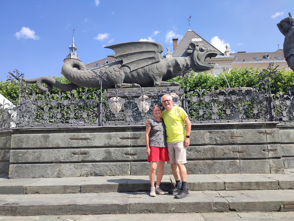Wir sind gerne auf Endeckungsreise - hier vor dem Lindwurm in Klagenfurt. 