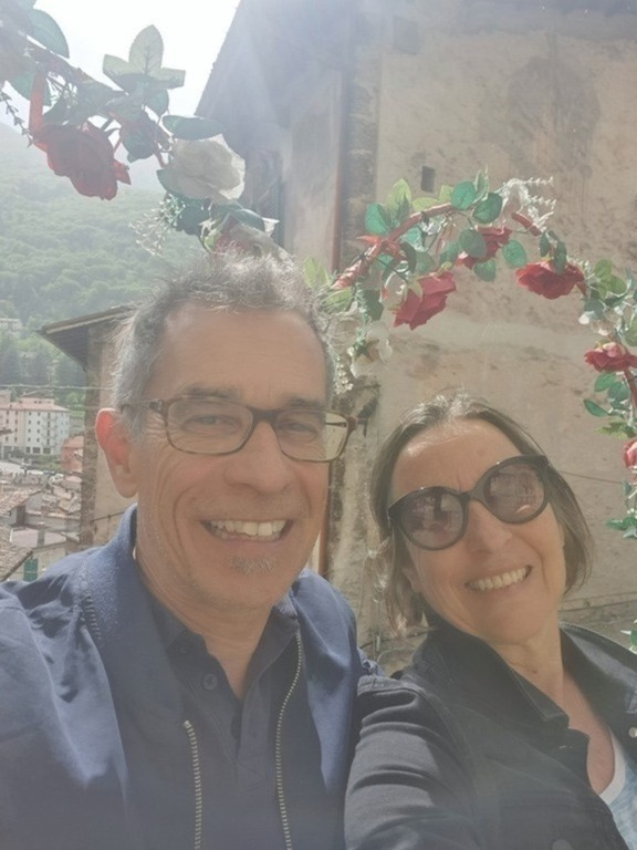 Wir sind Evelyne&Bruno. Seit 34 Jahren ein Paar mit 2 erwachsenen Kindern. 