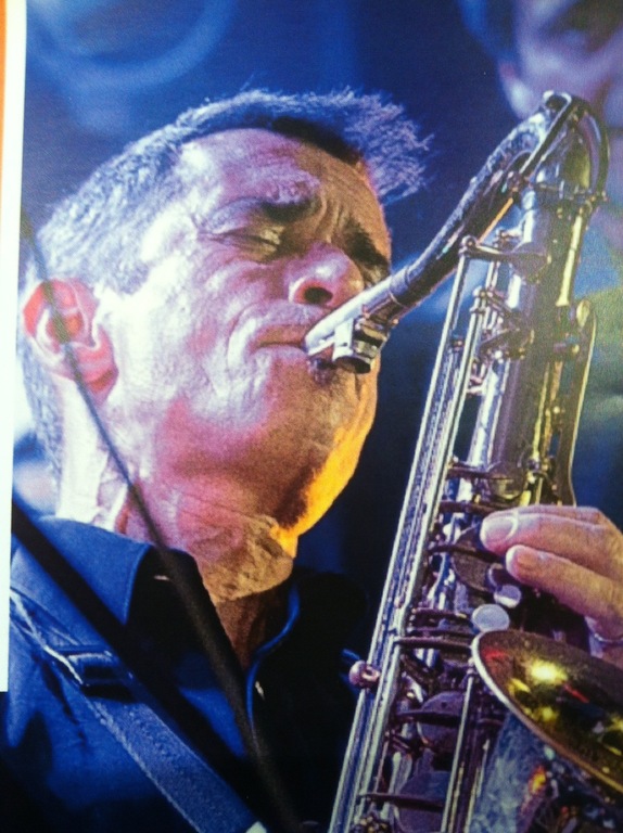 Bruno spielt Saxofon in der Band sugarpuffs.ch