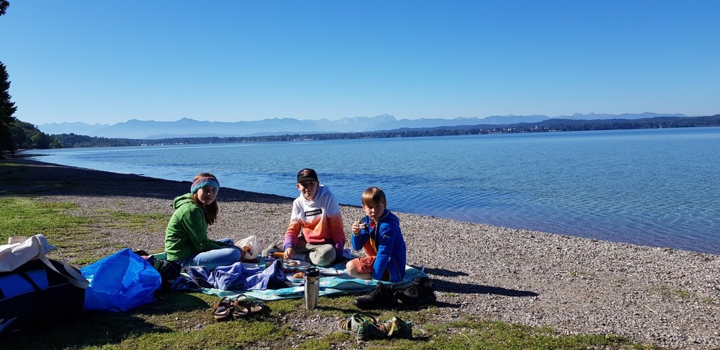 Lake Starnberg 10 min away