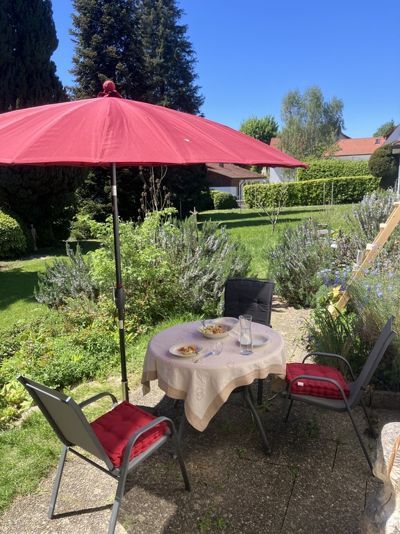 Sitzplatz hinter dem Haus
