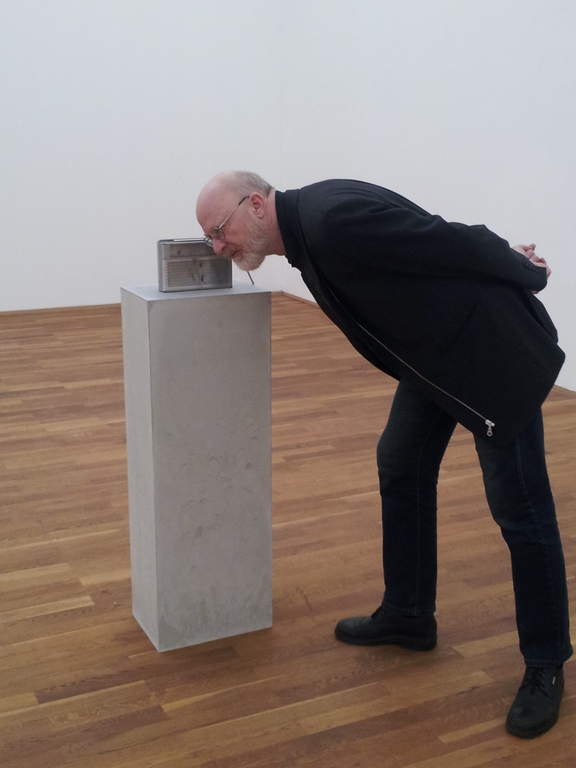 Christian lauscht an Kunst