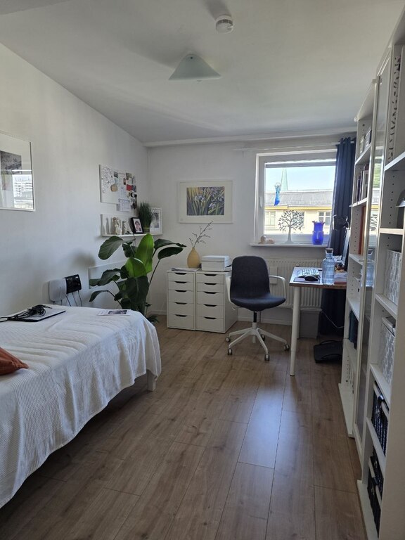 Office with single bed (a foldbed can be added)