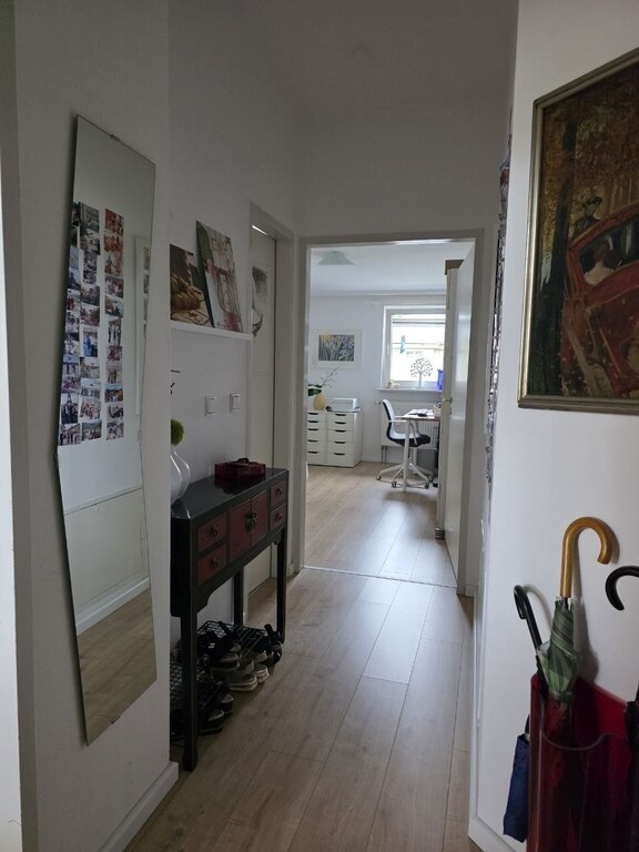 Hallway with view to the office