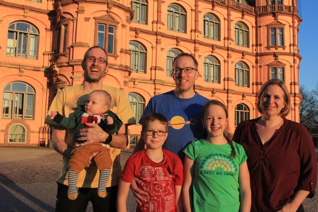 The entire patchwork family in spring 2021 in front of Gottesaue palace