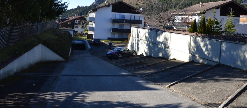 Privater Parkplatz Nr. 40 (auf der Schräge, 3. Platz von unten)