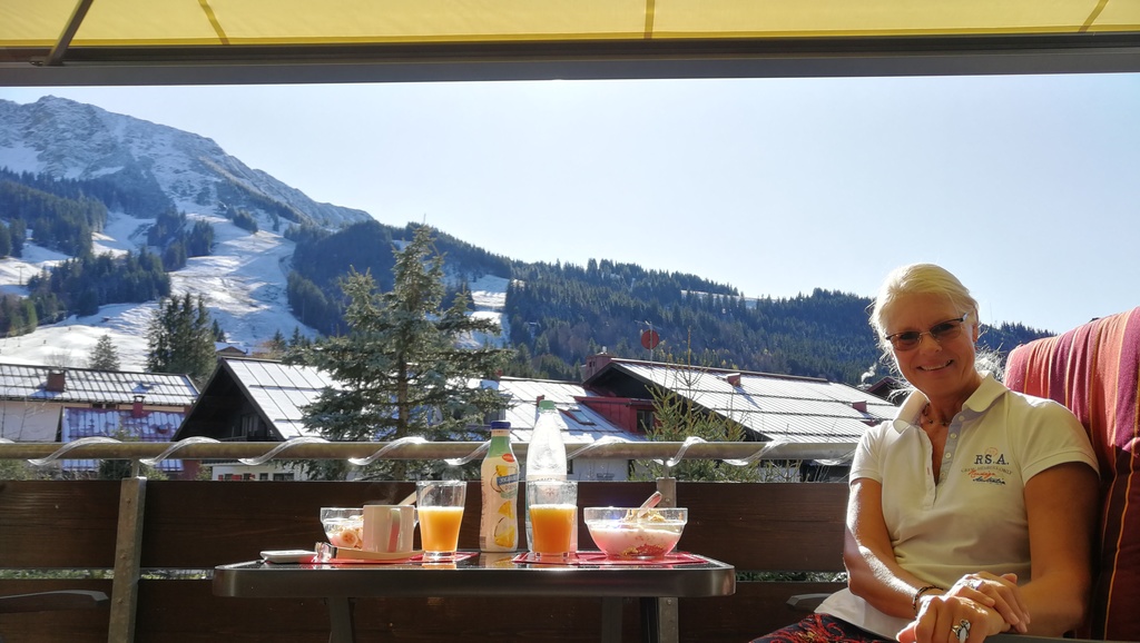 Breakfast outside in november