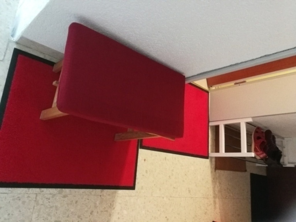 Schuhregal vor der Wohnungstüre