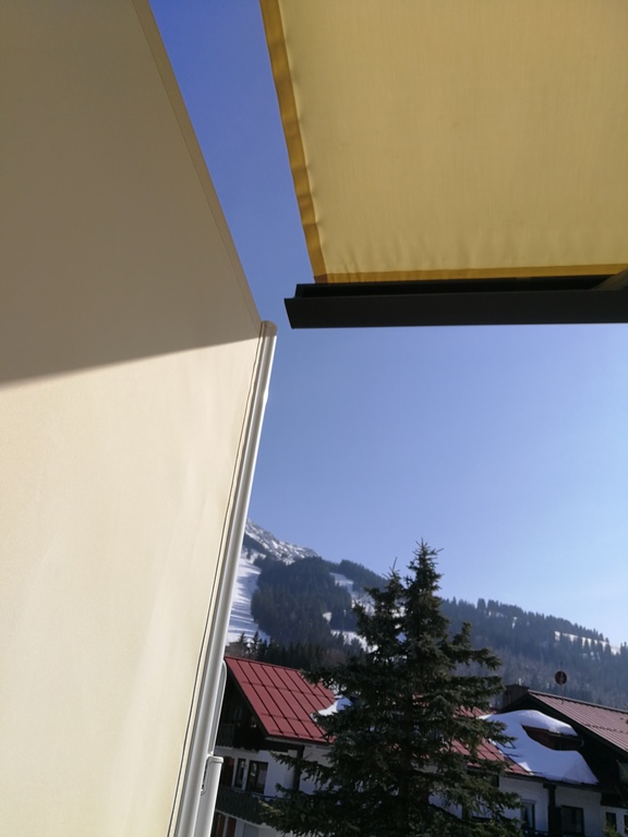 Balkon mit Markise und Seitenmarkise gegen Wind