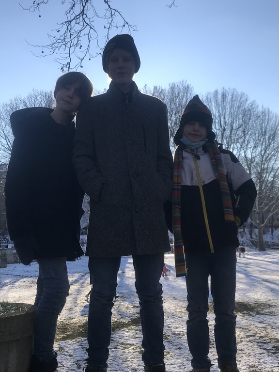 enjoy your time in the „Rudolf-Wilde-Park“ at the „Rathaus Schöneberg“, 5min to reach.