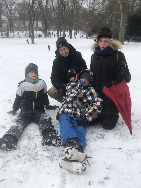 In the „Heinrich-Lassenpark“, 5 min to walk with Playgrounds for little & bigger children, the public pool & libary...