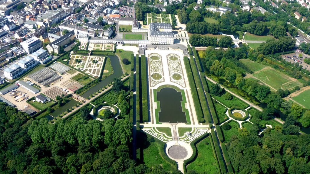 Between Bonn and Köln (20min by train/u-bahn/car) resides Brühl...