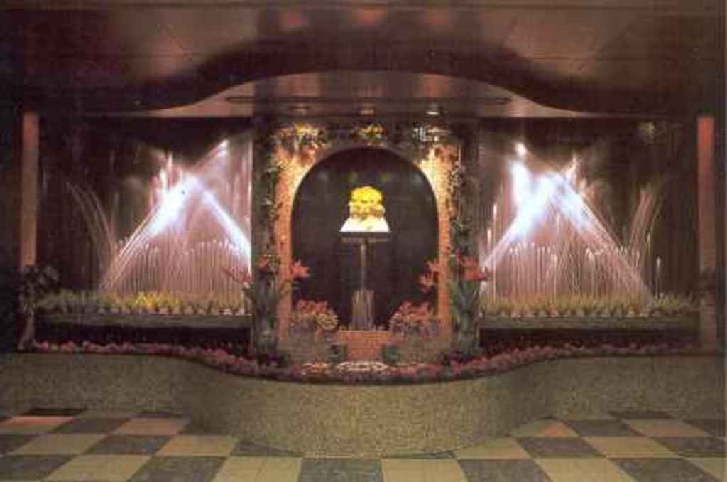 ...during a magic fountain is "dancing" to music; dubiously highlight - nice trashy :-)