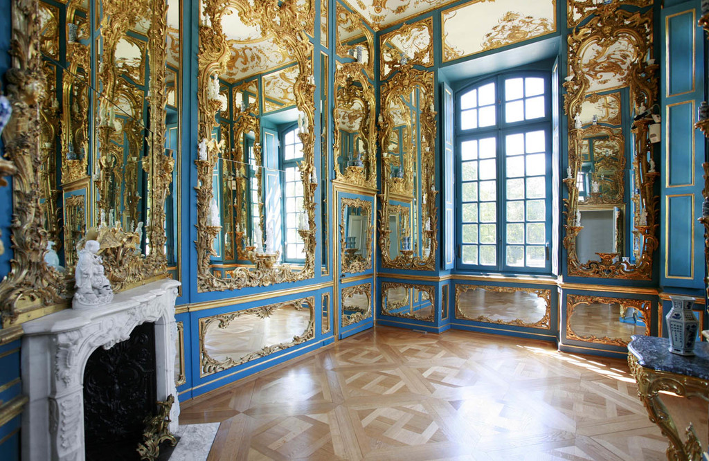 ...in the age of 5 years, here in Clemens August's mirrow-cabinet...