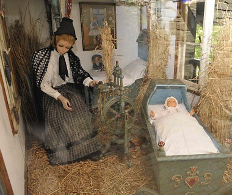 ...tape recorder play back the old 70ies-fairy-tale-disks in gramophon-sound-quality. Very retro and touching...