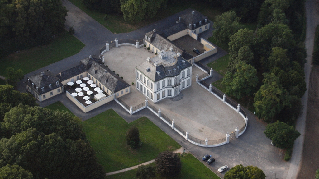 ...30min. foot-walk through the hunting-gardens...