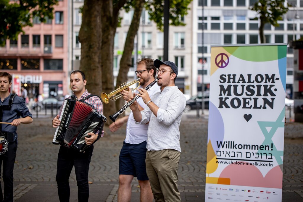 ...that takes part in several places and in the whole city...