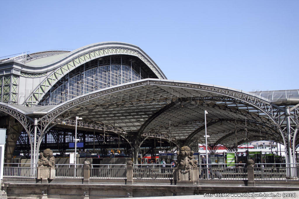 ...to the main-station "Köln Hbf", where you can change...
