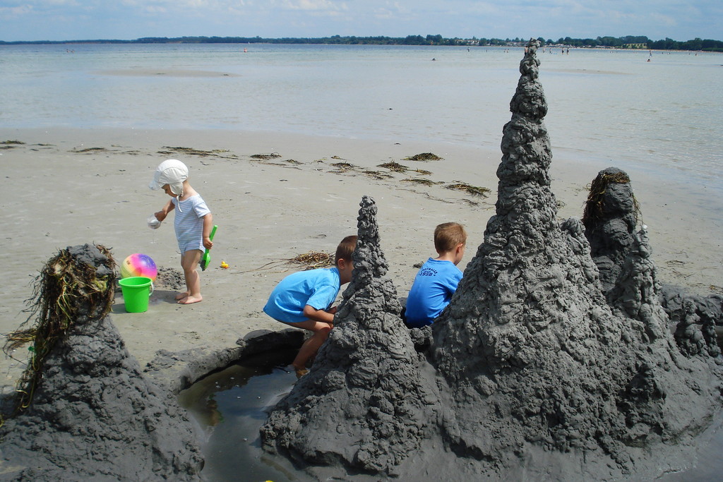 Our sons while building drip castles / Unsere Söhne bauen Kleckerburgen (2012)