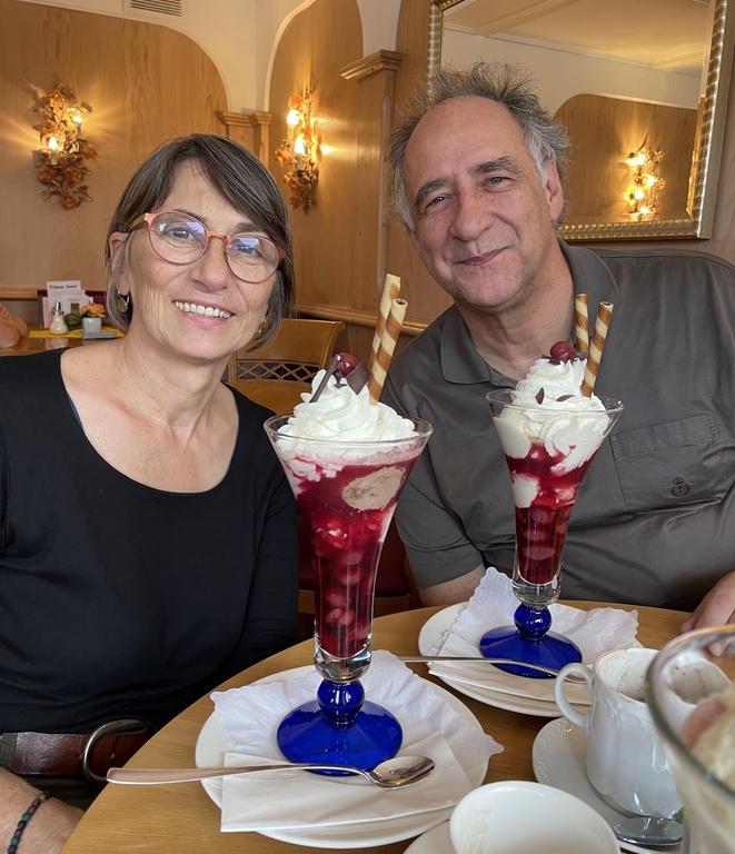 Das sind wir - mit Schwarzwaldbechern 