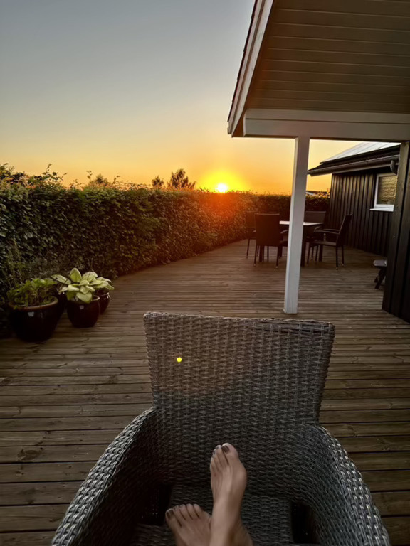 Beim Entspannen auf unserer Terrasse beim Sonnenuntergang 