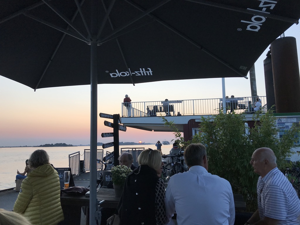 Im Sommer trinken wir gern ein Glas Wein auf dem Blankeneser Elbanleger 