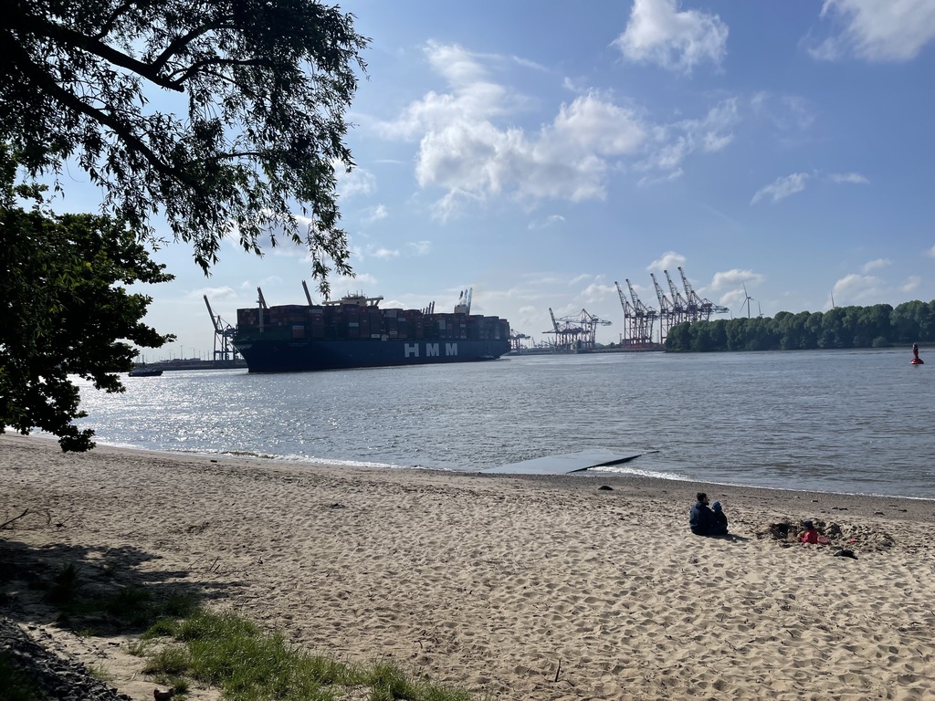 Mit dem Fahrrad entlang der Elbe auf dem Rückweg vom Fischmarkt