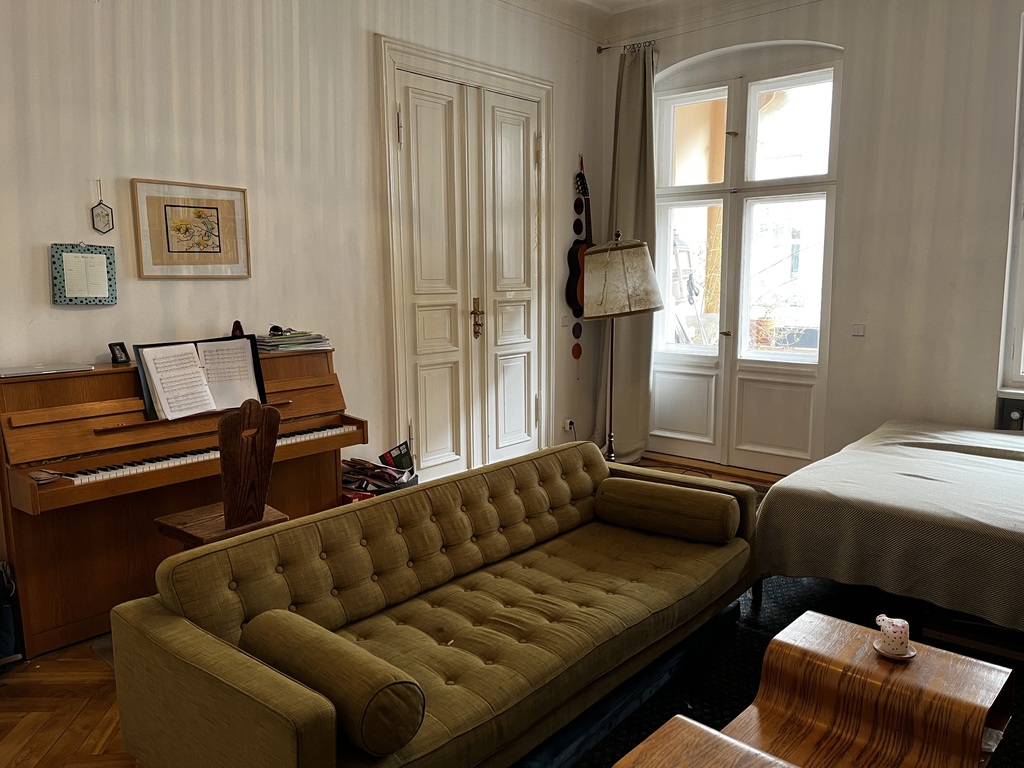 Wohn-, Klavier-, Fernseh- und Elternschlafzimmer mit Balkon und Holzofen