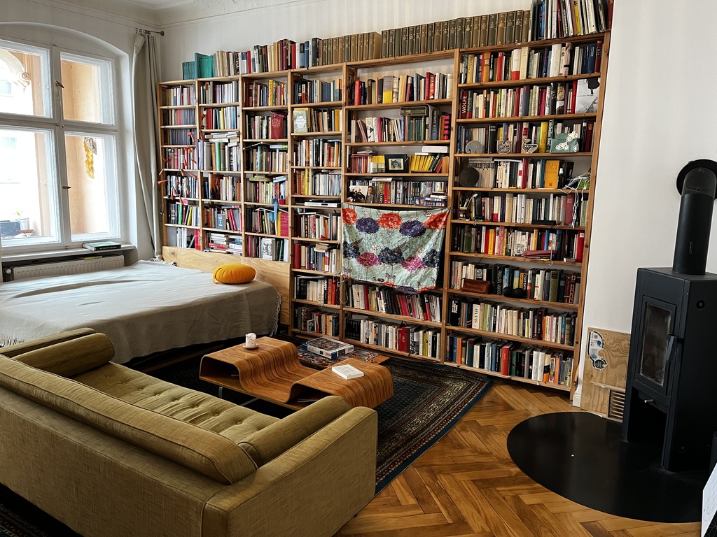 Wohn-, Klavier, Fernseh- und Elternschlafzimmer mit Balkon und Holzofen