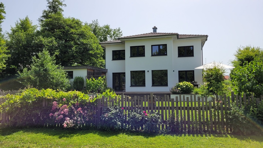 Unser Haus - es liegt am Dorfrand zwischen Naturschuutzgebiet und einem schönen Bach. Der Zugang zum Bach ist direkt neben un...