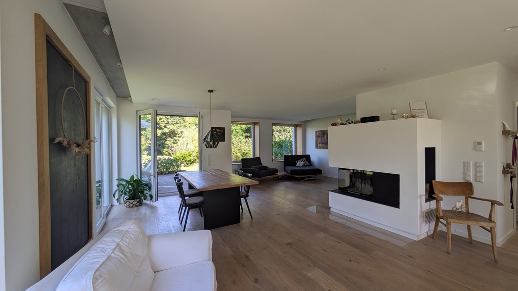 Wohn- und Essbereich um den Kamin