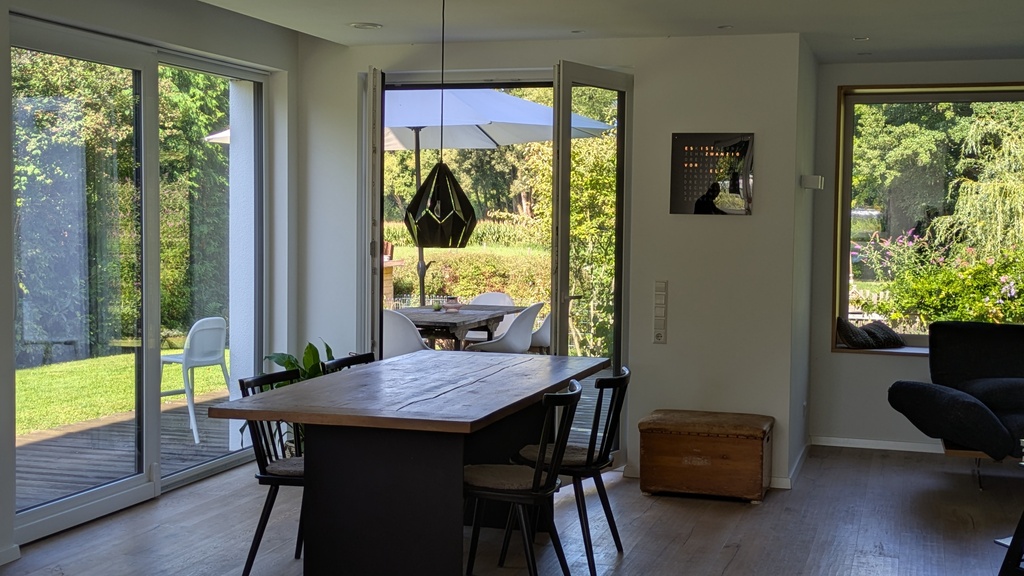 Esszimmer mit Blick in den Garten und das angrenzende Naturschutzgebiet