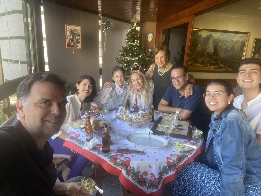 De izquierda a derecha: Víctor, Irene, Valentina, Mónica, Hortensia, David, Alba, Jorge. Navidad 2022