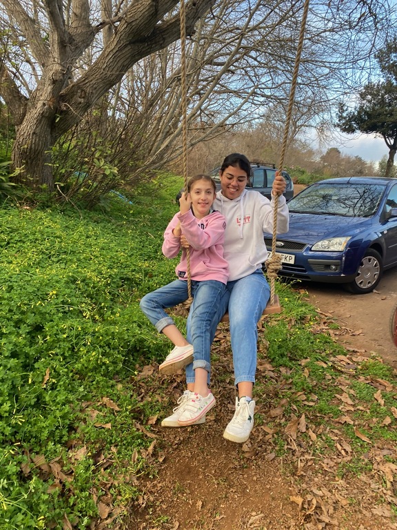 Alba y Valentina en el columpio del barranco, junto al aparcamiento y bajo los castaños