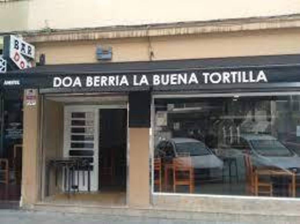 One of our favorite places to eat a slide of tortilla (or take away a whole one to eat at home). 5' by foot.