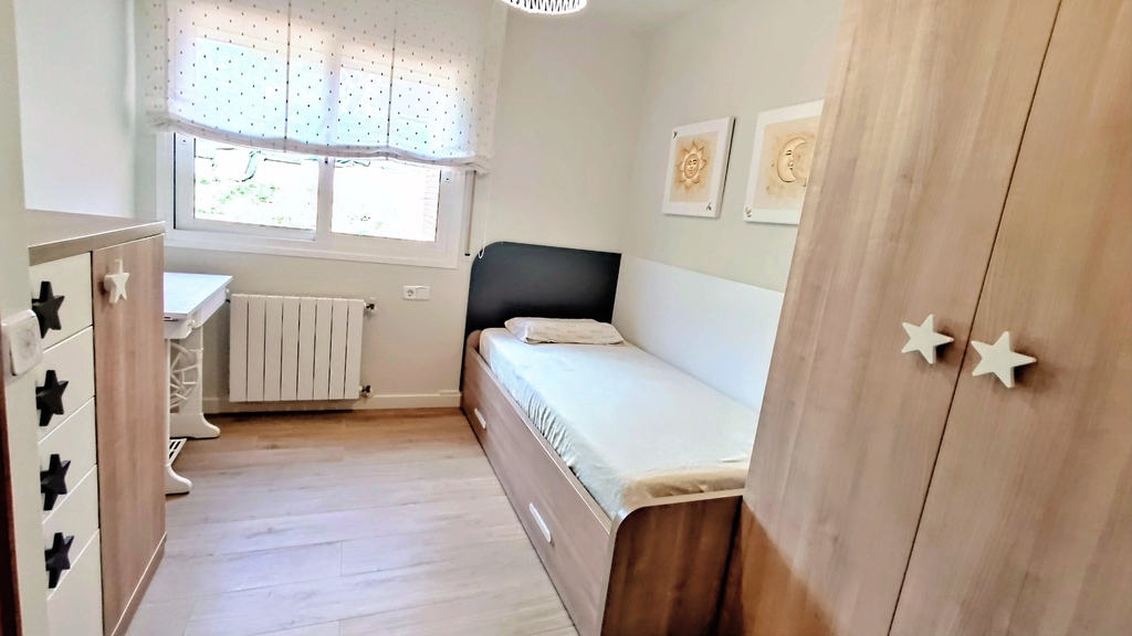 Bedroom with a trundle bed