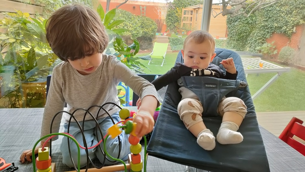 El nuevo miembro de la familia, con su hermano