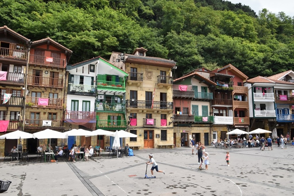 San Juan village (10m by bus/bike)