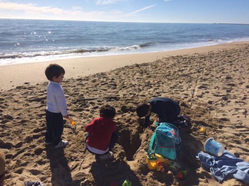 Pequeños en la playa en invierno