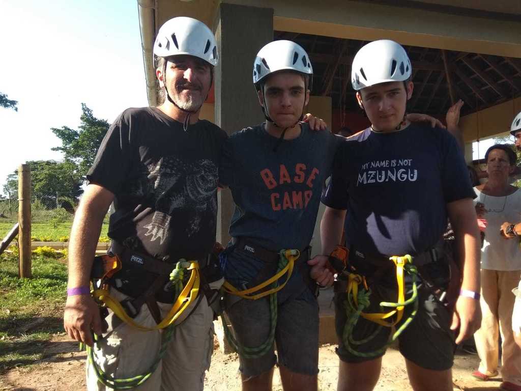 Los chicos en parque de aventuras. The boys in an adventure park.