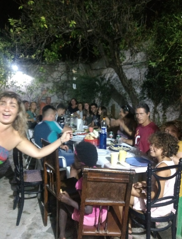 Cenando con amigos, jardín de Hernán Pérez. Having dinner with friends in the Garden, Hernán Pérez.