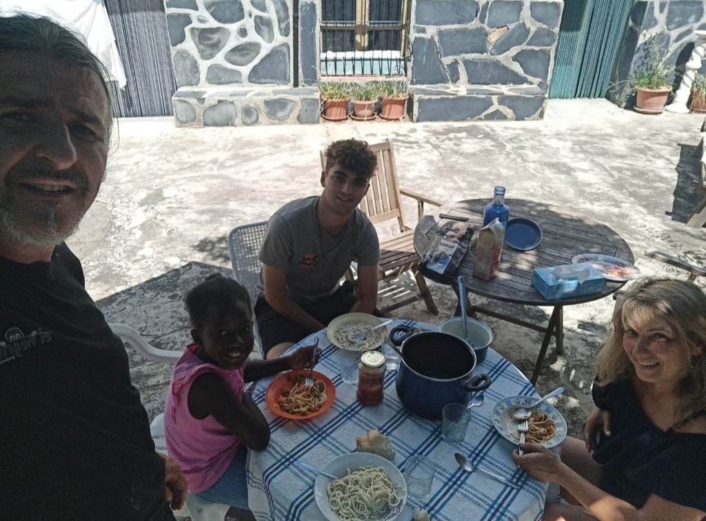 Comiendo en el jardín de Hernán Pérez. Eating in Hernán Pérez garden