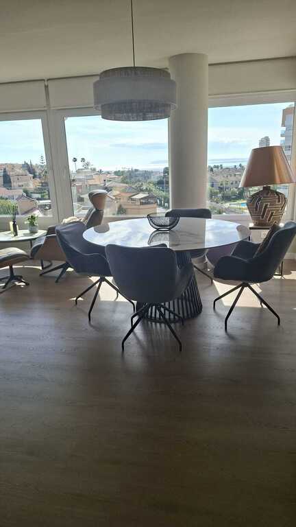 salón y comedor con vistas a Alicante y cala Cantalar