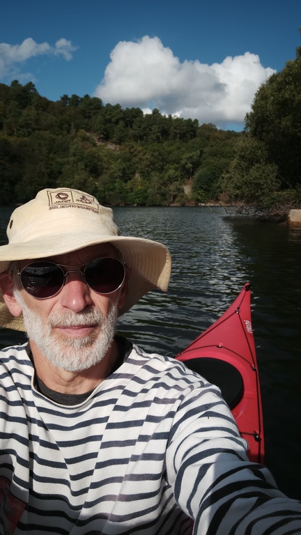 kayak sur le lac de Guerlédan