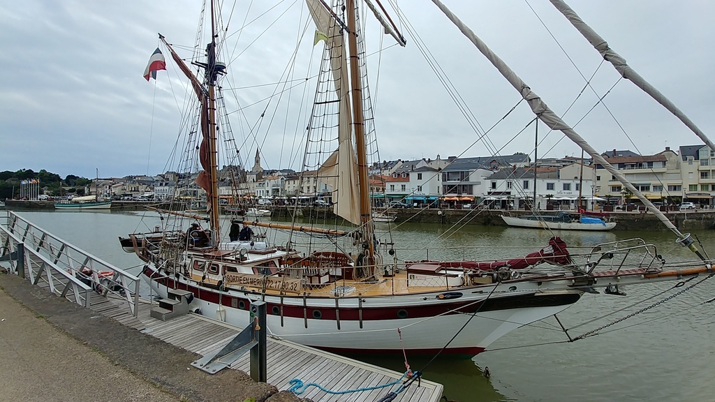 Le vieux port et la gare à 900 m