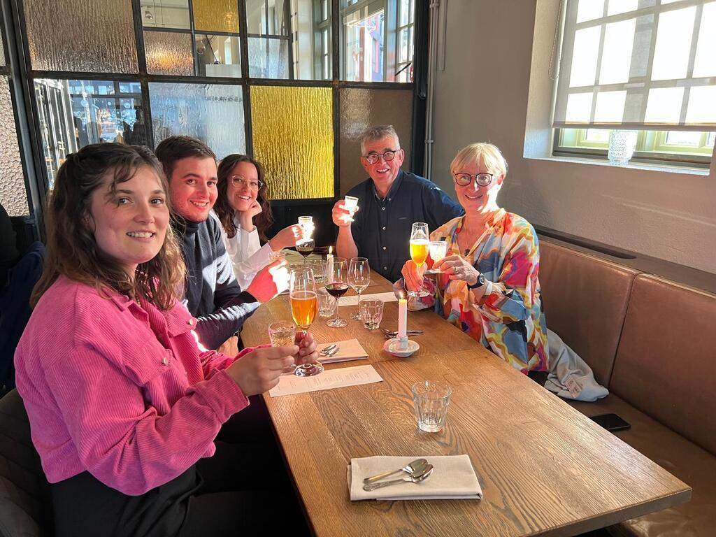 Notre famille de droite à gauche : Nadine, Dominique, Valentine notre fille, Quentin notre fils, Nina notre future belle-fille. 