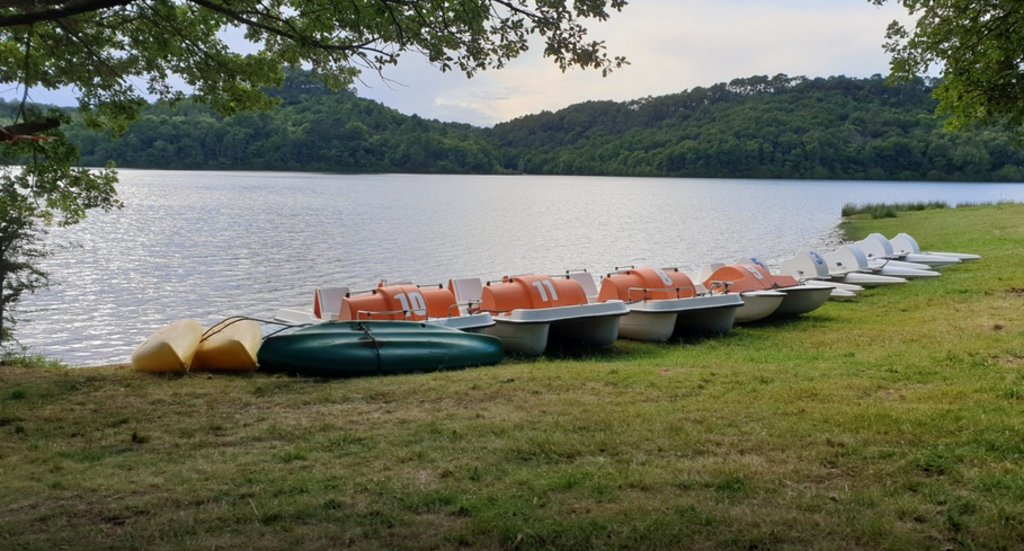 Lac de la bancalie : 20 mn from our house, we often go there walking, swimming and kayaking