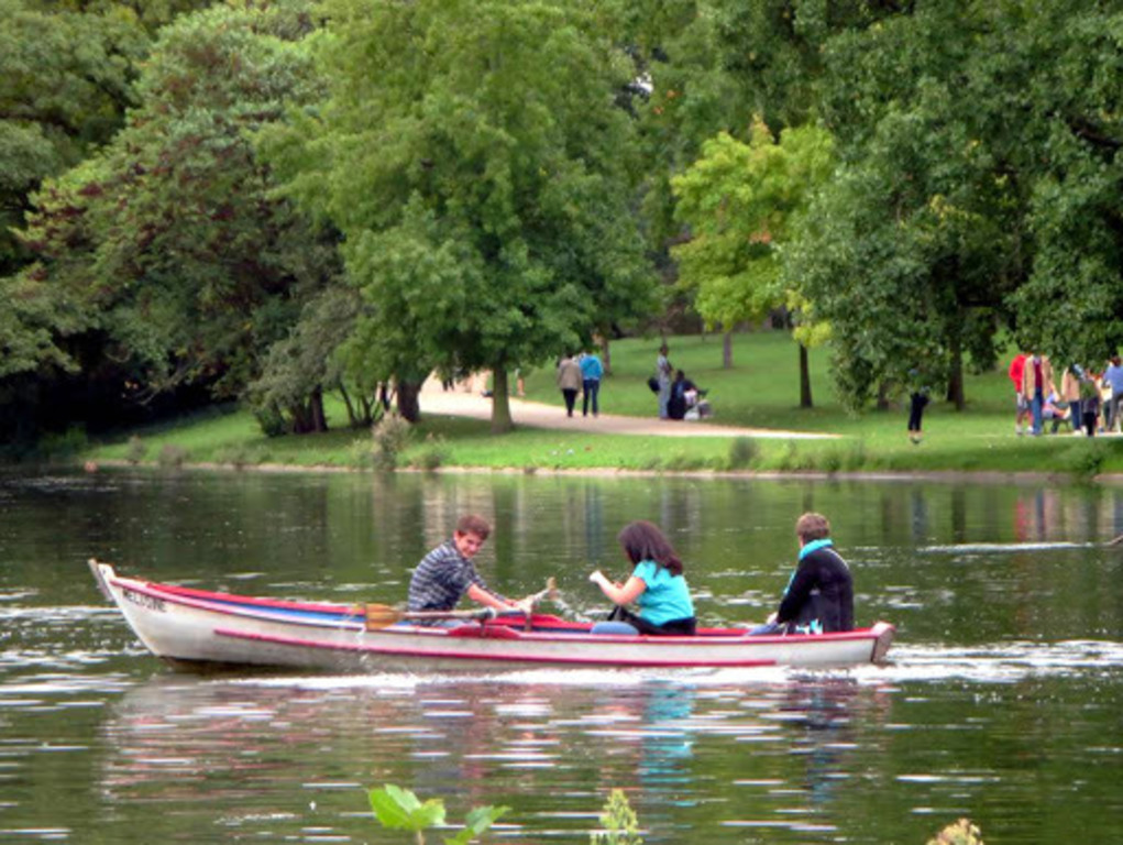 Bois de Vincennes nearby