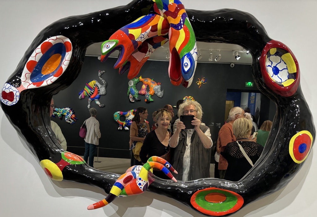 Pendant une visite à une exposition Nikki de Saint Phalle