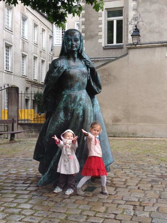 Tya and Charlie in front of queen Anne de Bretagne's statue - Nantes
